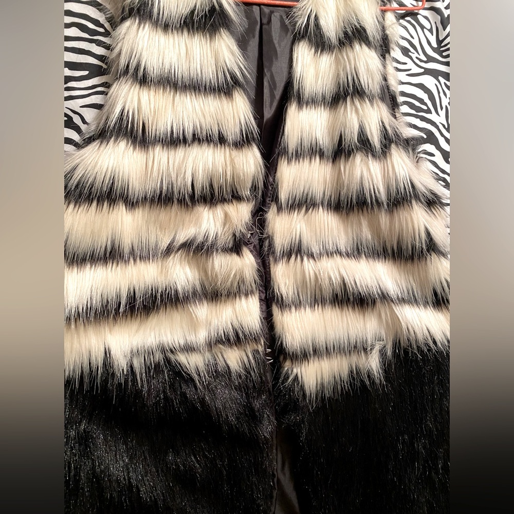 Chic Black and White Faux Fur Vest - Picture 8 of 9